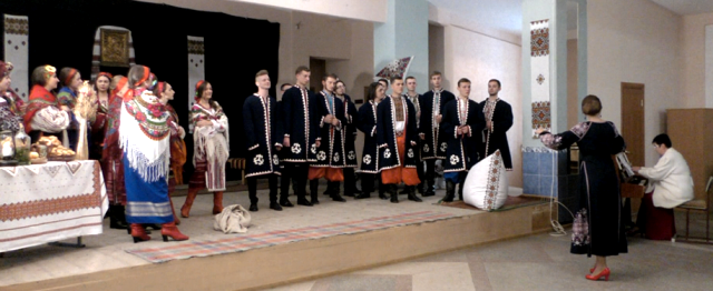 Чоловічий хор із «Вечорниць» — «Закувала та сива зозуля». Виконує чоловіча група хорової капели «Освіта». Диригує Марія Цяпута